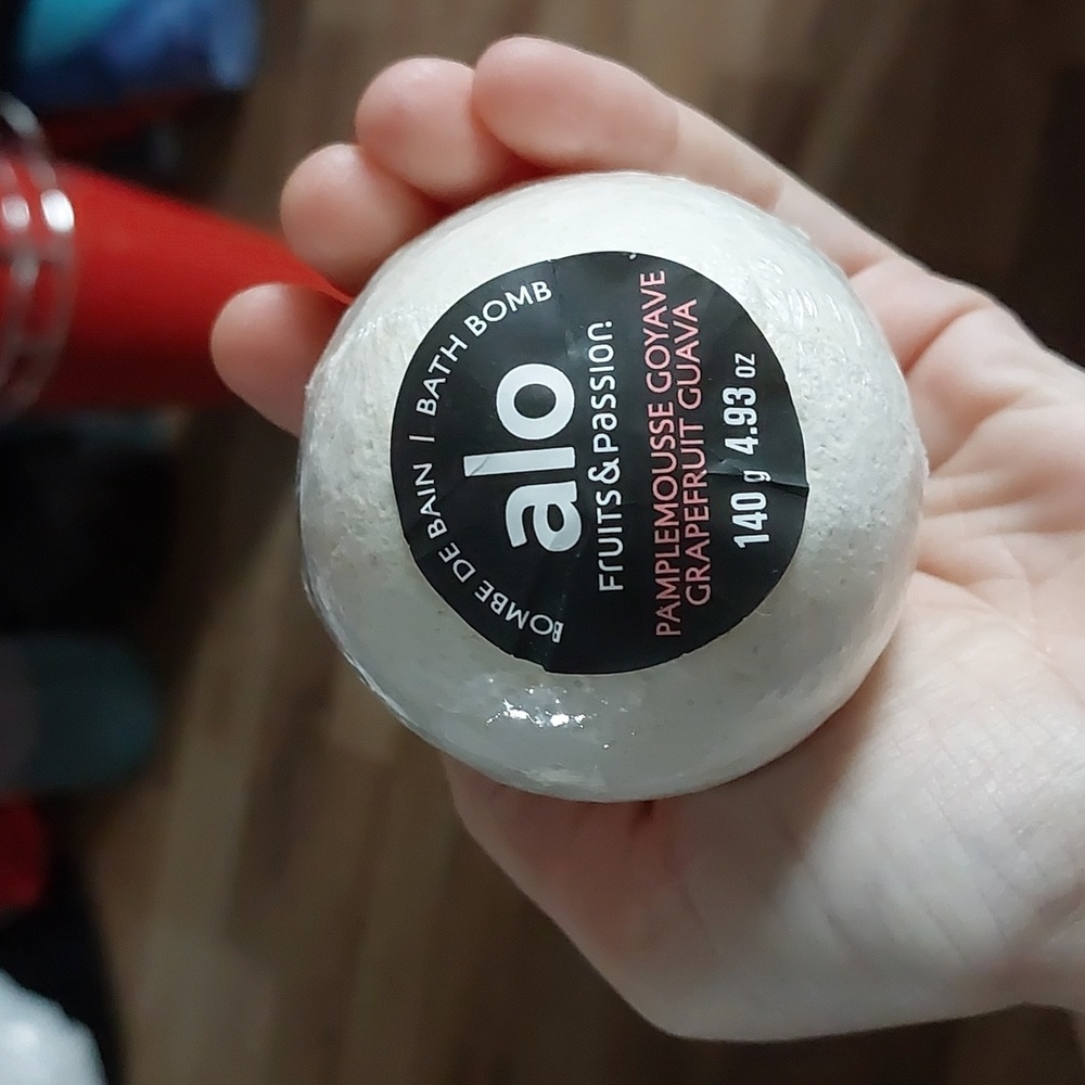 2 Fruits & Passion grapefruit guava bath bomb